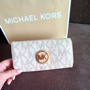 Michael Kors Fulton Carry All Wallet
